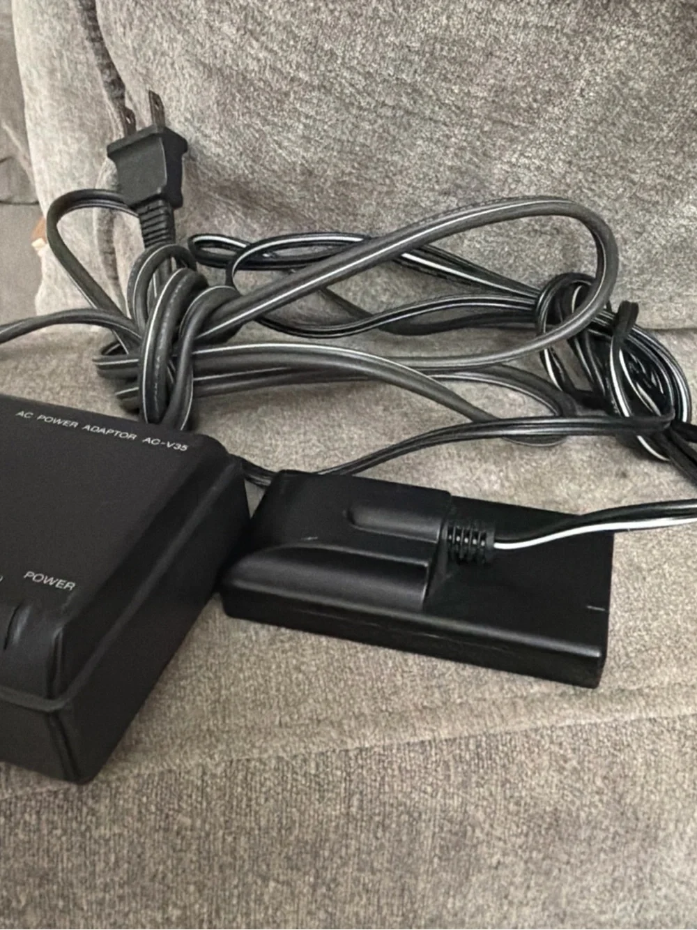 genuine sony AC-V35 power adaptor 7.5V 1.6A(VTR) 10V 1.3A(BATT)